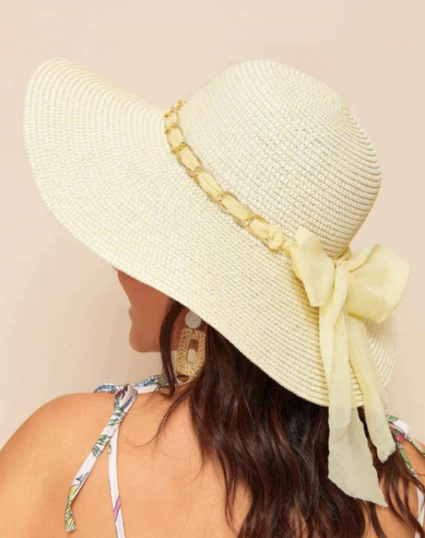 Topi floppy dengan aksen pita warna kontras